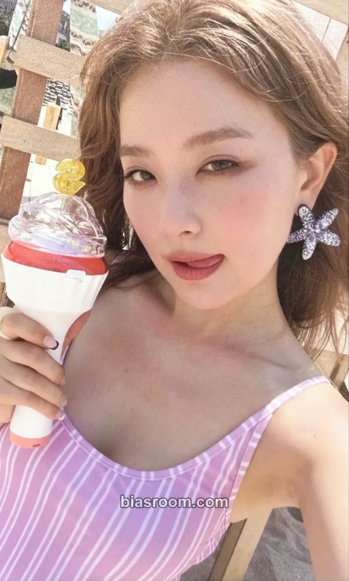 Seulgi Fanlight Photocard - Red Velvet - Red Velvet K-pop photocard