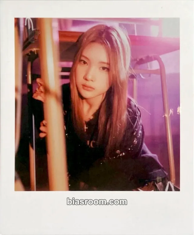 Hearts2Hearts - Juun - The Chase Album polaroid china merch inclusion photo set