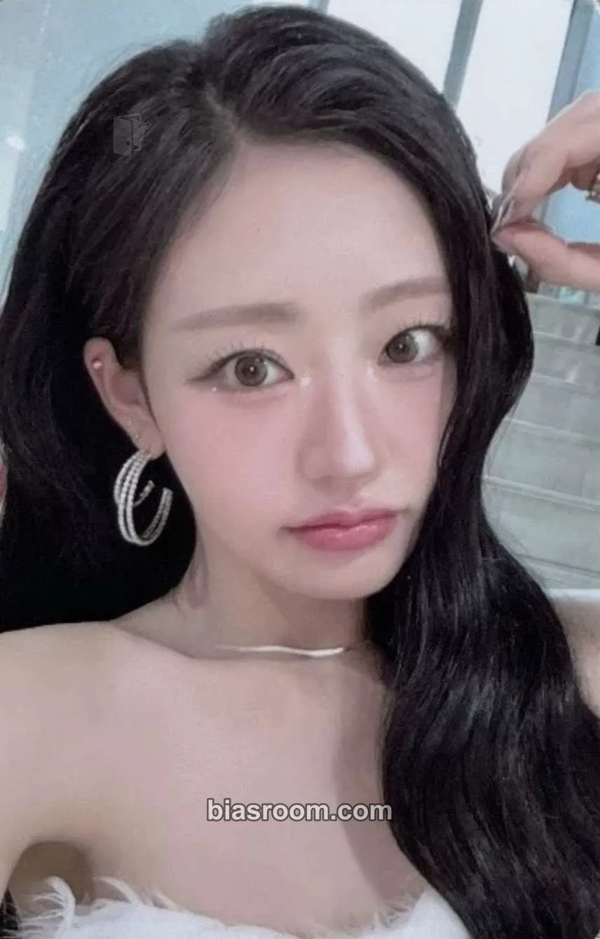 Julie Who Is She Photocard - KISS OF LIFE - KISS OF LIFE K-pop photocard