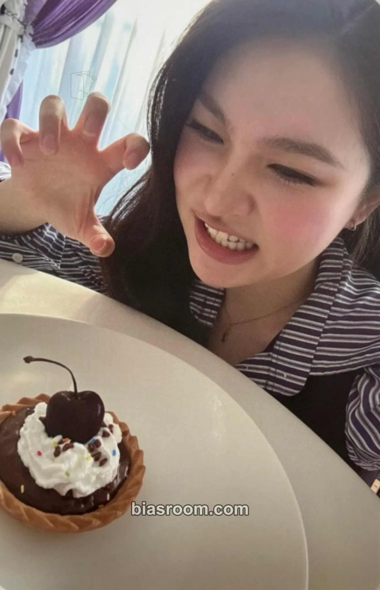 Yeri A Day in Red & Velvet Photocard - Red Velvet - Red Velvet K-pop photocard