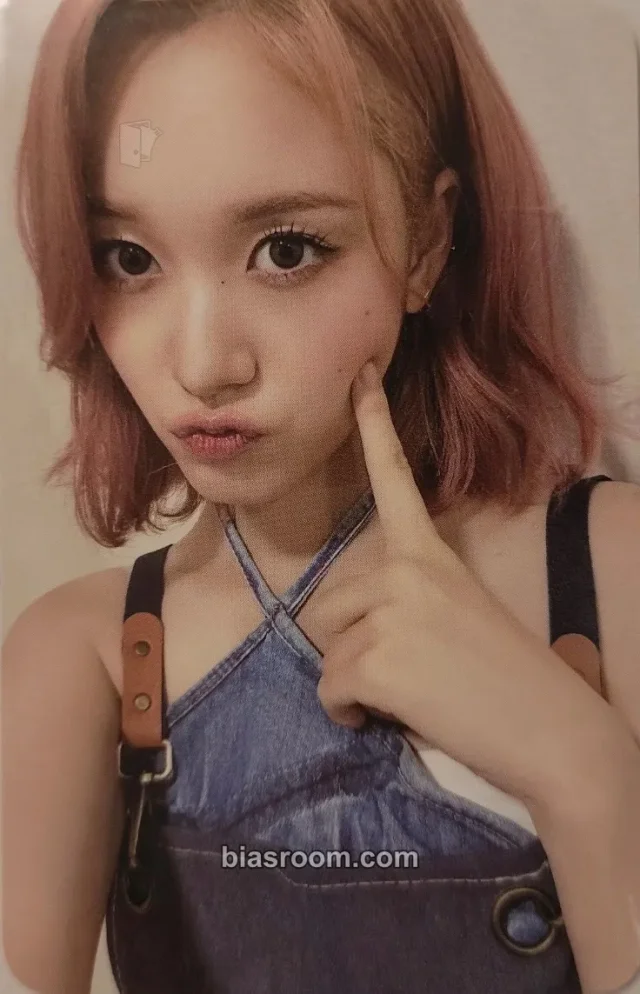 STAYC - J - Metamorphic Album ktown4u cafe event