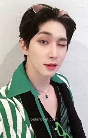Shinwon LOVE or TAKE Photocard - PENTAGON - PENTAGON K-pop photocard