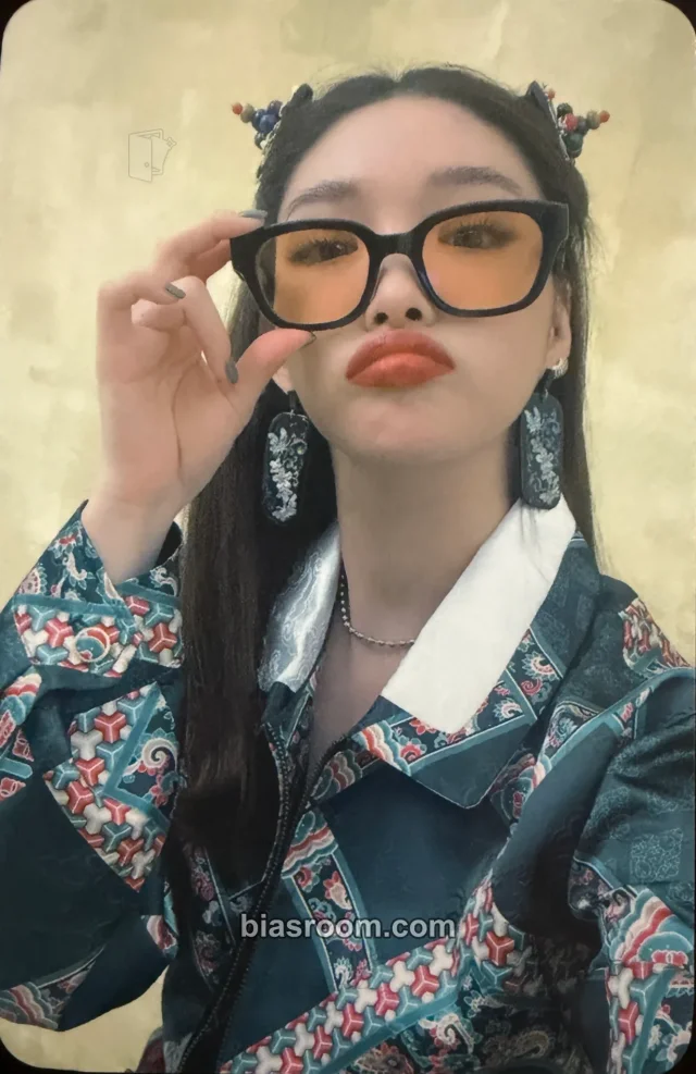 Chung Ha - Chung Ha - 2022 Season's Greetings Other photocard set