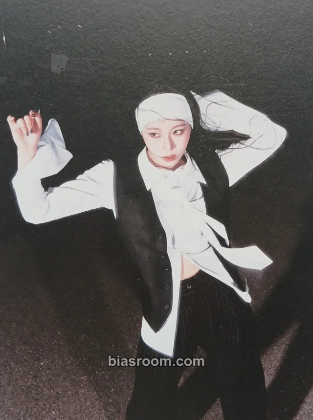 NMIXX - Kyujin - Fe3O4: BREAK Album limited edition postcard set album inclusion