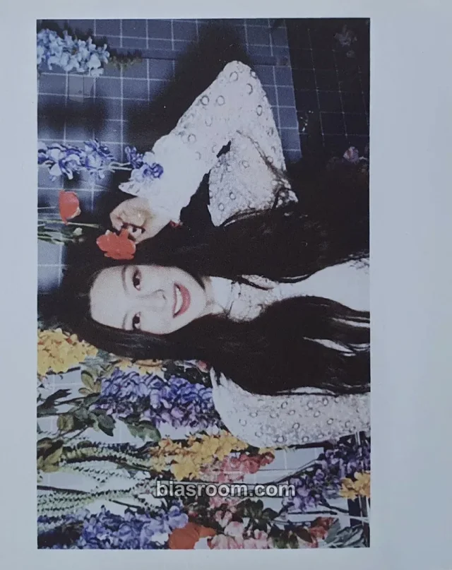 STAYC - Seeun - YOUNG-LUV.COM Album luv version album inclusion polaroid