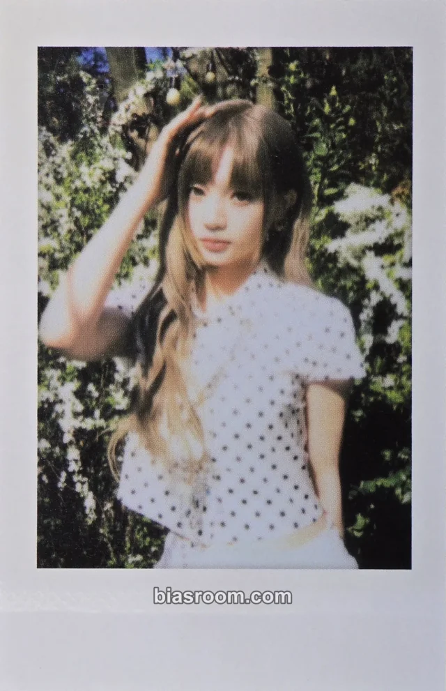 tripleS - Yeonji - LOVE&POP pt.1 Album polaroid blooming flower version
