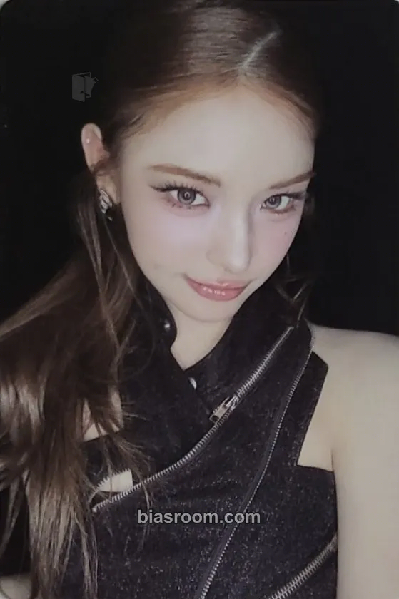 Mai Set The Tempo Photocard - izna - izna K-pop photocard