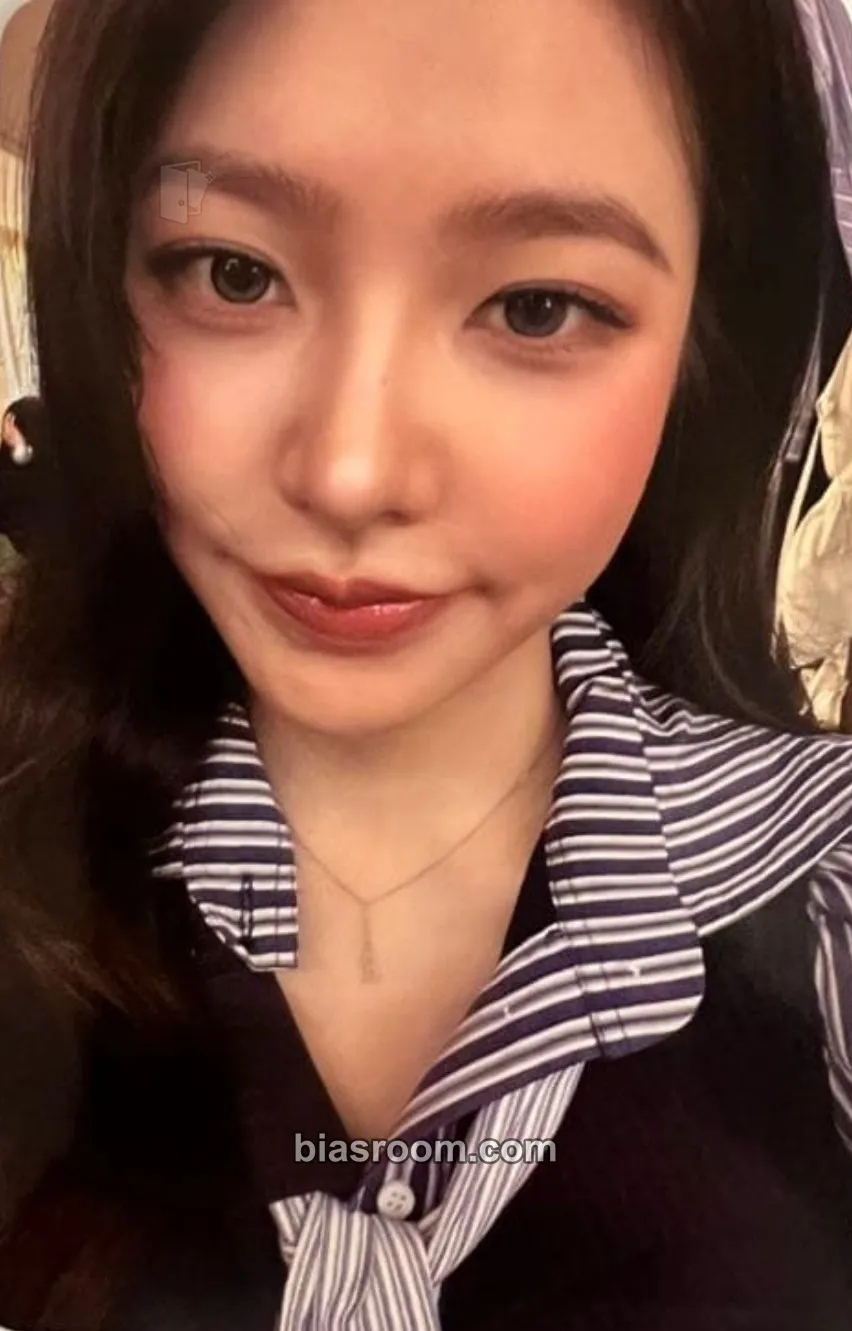 Yeri A Day in Red & Velvet Photocard - Red Velvet - Red Velvet K-pop photocard