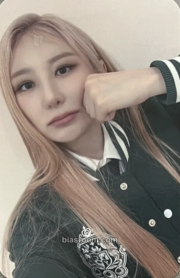 Lee Chaeyeon Over The Moon Photocard - Lee Chaeyeon K-pop photocard