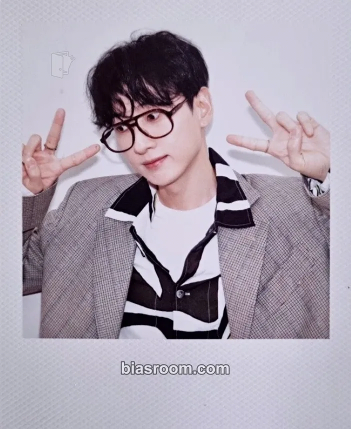 Eunhyuk 2026 Season's Greetings - Detectives : Case File 2026 Top Secret Photocard - SUPER JUNIOR - SUPER JUNIOR K-pop photocard