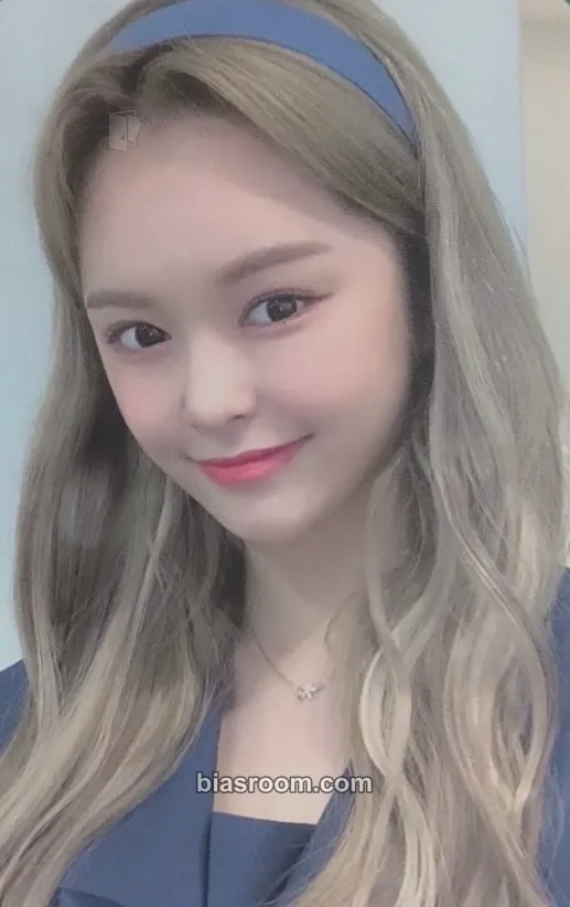 E:U -77.82X-78.29 Photocard - EVERGLOW - EVERGLOW K-pop photocard