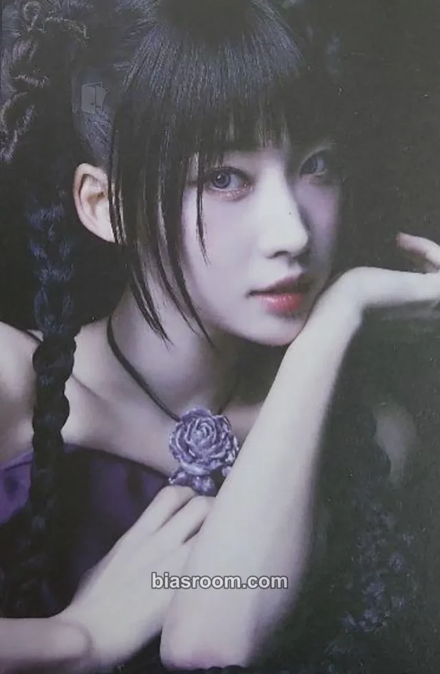 EVERGLOW - Sihyeon - ZOMBIE Album album inclusion postcard heart version