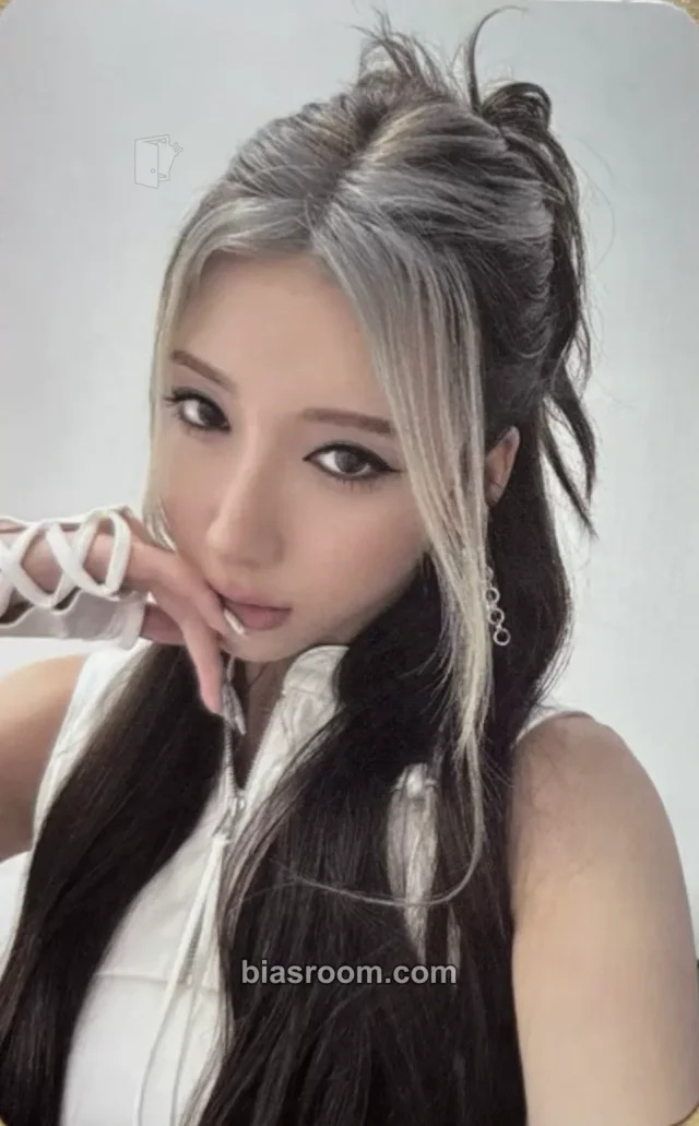 A2O May - Kat - Paparazzi Arrive Album album photocard