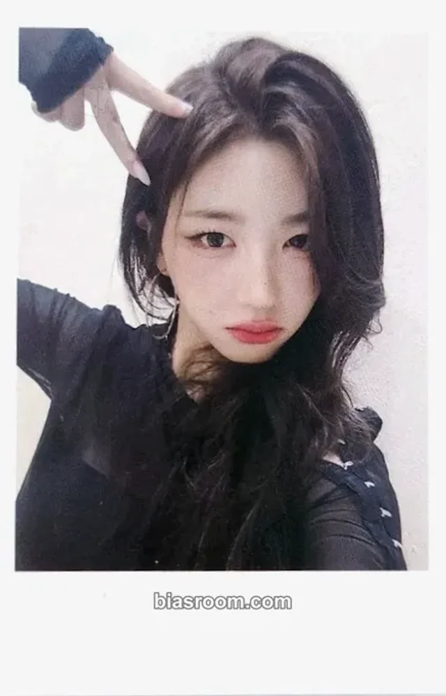 tripleS - Sohyun - LOVE&POP pt.1 Album jump up fansign polaroid