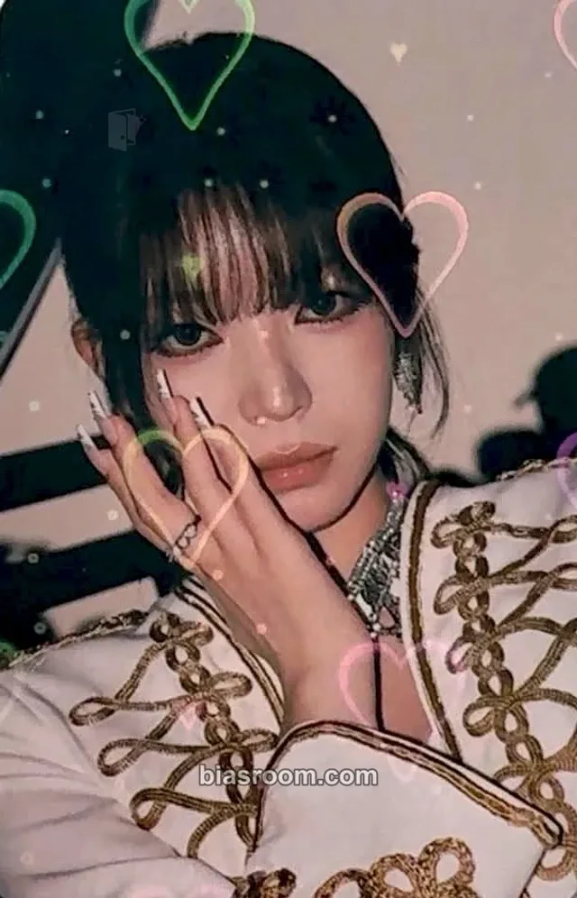 A2O May - Quchang - MAYnia Arrive - 1st Fanmeeting Event fan meeting trading card holographic (hologram)
