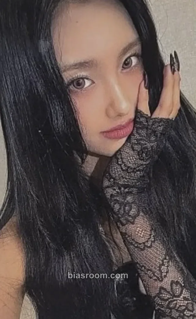 EVERGLOW - Aisha - ZOMBIE Album whosfan round 1 video call (fancall)