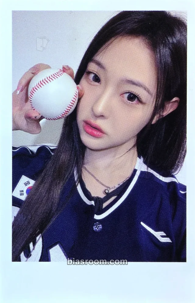 tripleS - Lynn - Assemble25 Album jump up fansign polaroid round 12