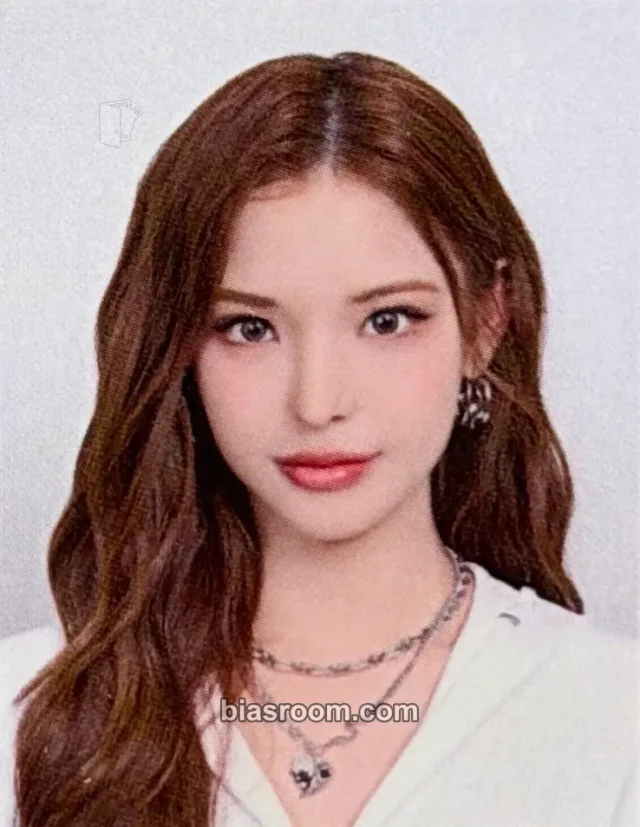 izna - Mai - KCON JAPAN 2026 Event id photo travel kit merch
