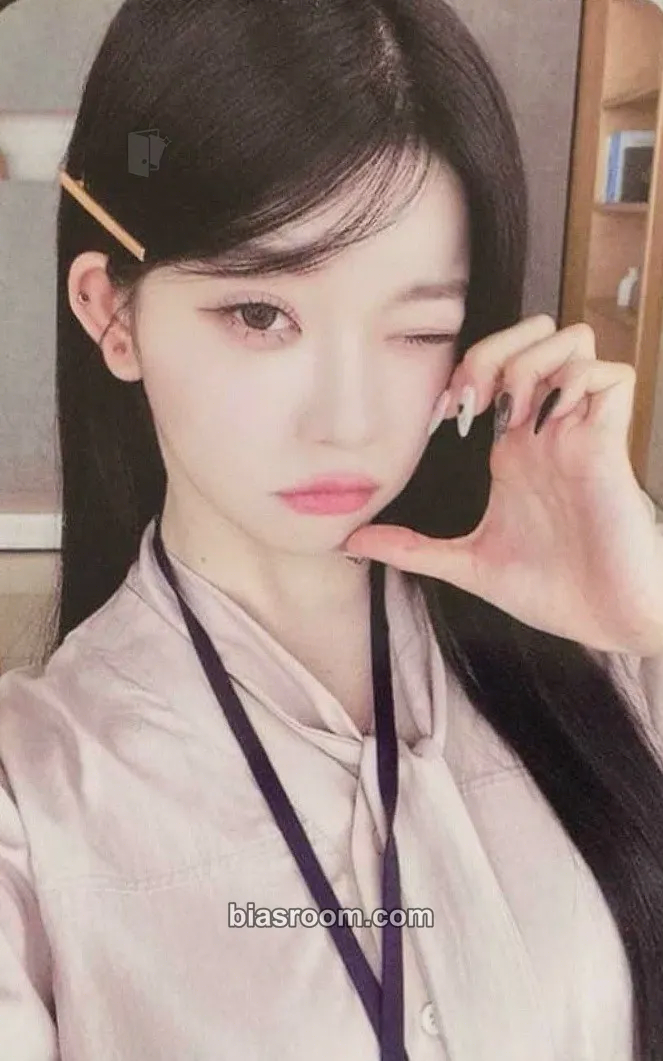 Tsuki 2025 Season's Greetings Photocard - Billlie - Billlie K-pop photocard