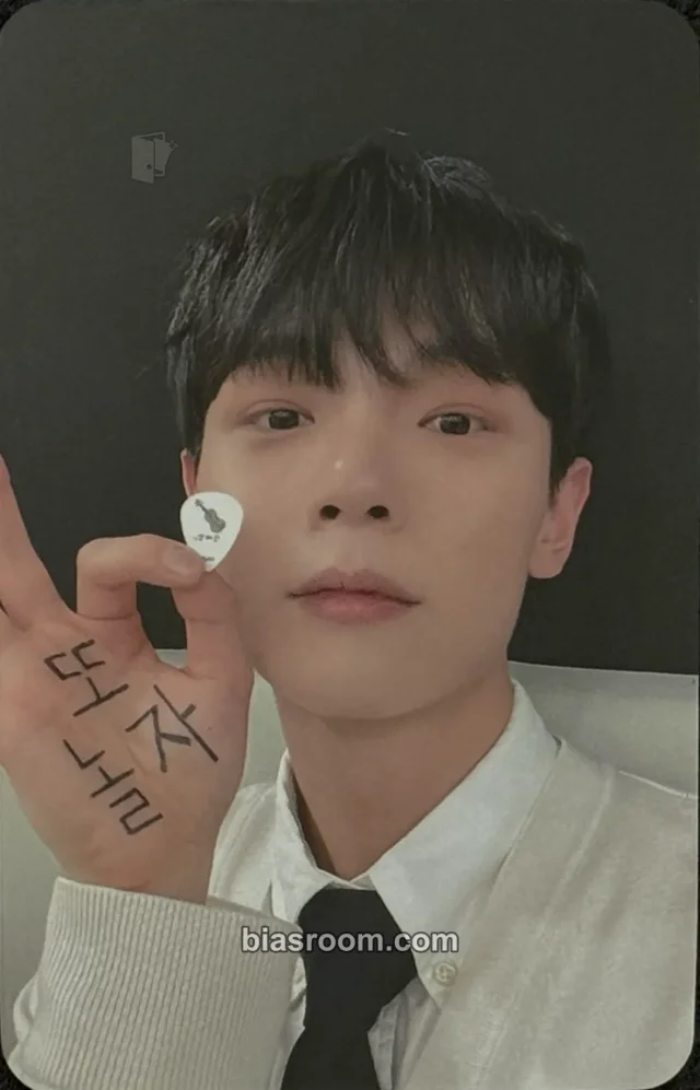 LUCY - Yechan - Childhood Event tin case guitar pick photocard set merch inclusion