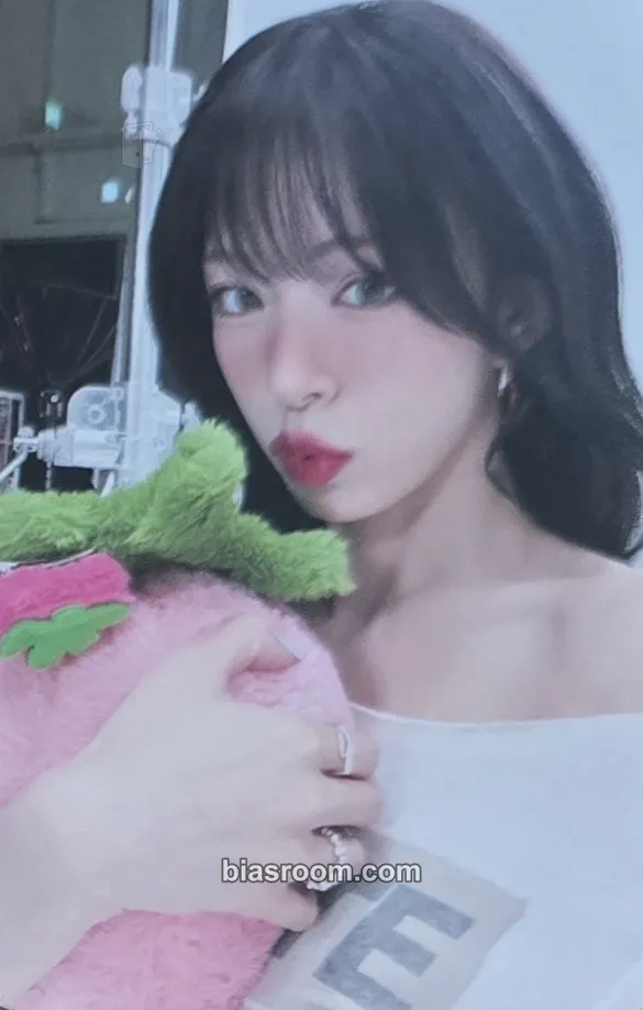 Chaeyoung Glow ME Photocard - fromis_9 - fromis_9 K-pop photocard