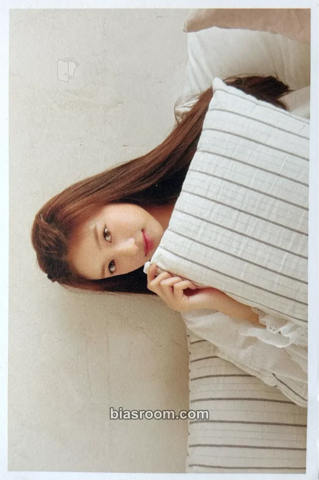IVE - Leeseo - 2022 Season's Greetings: A Ray of Sunshine Other postcard item set kit inclusion