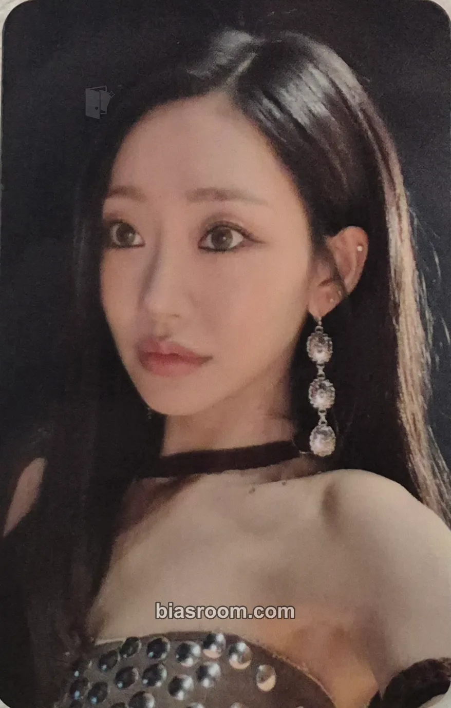 Julie SWEAT Photocard - KISS OF LIFE - KISS OF LIFE K-pop photocard