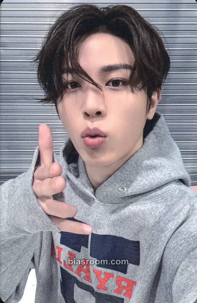 So Junghwan 2025 Season's Greetings - Team Treasure Photocard - TREASURE - TREASURE K-pop photocard