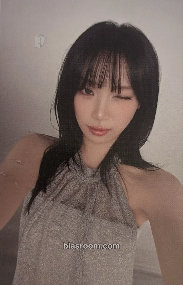 LE SSERAFIM - Kim Chaewon - Pureflow Tour (2026) Event merch photocard windbreaker