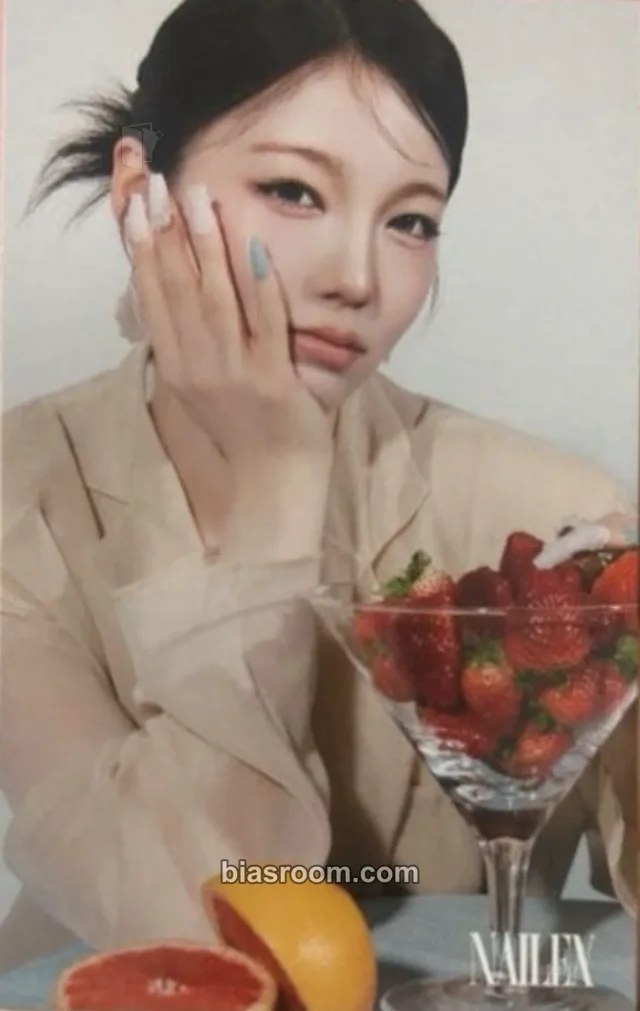 NiziU - Ayaka - Niziu x Nailex Magazine Other magazine photocard purchase benefit viandnyl books