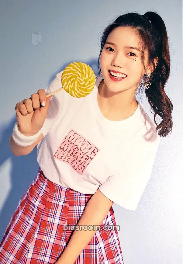 OH MY GIRL - Hyojung - 2019 Season's Greetings Other postcard item set season's greetings