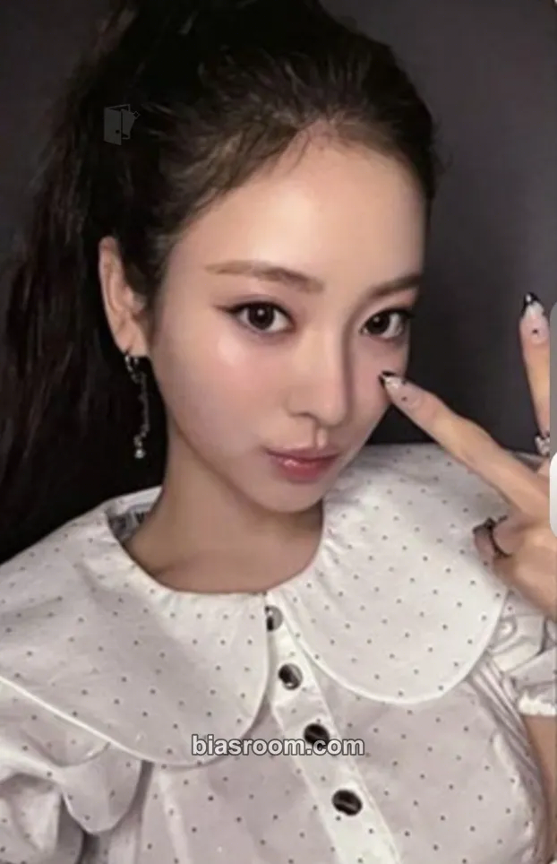 Anna MY EYES OPEN VVIDE Photocard - MEOVV - MEOVV K-pop photocard