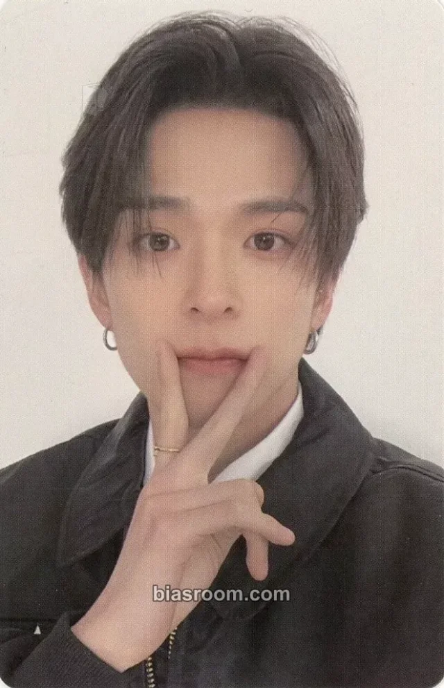 TREASURE - Asahi - 2024 Welcoming Collection Other kit photocard photocard set F version selfie random photocard welcome kit