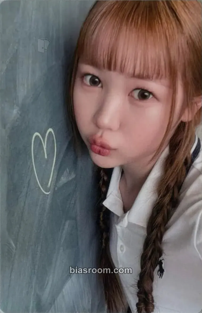 Ye-on ICONIC HEART Photocard - Hearts2Hearts - Hearts2Hearts K-pop photocard