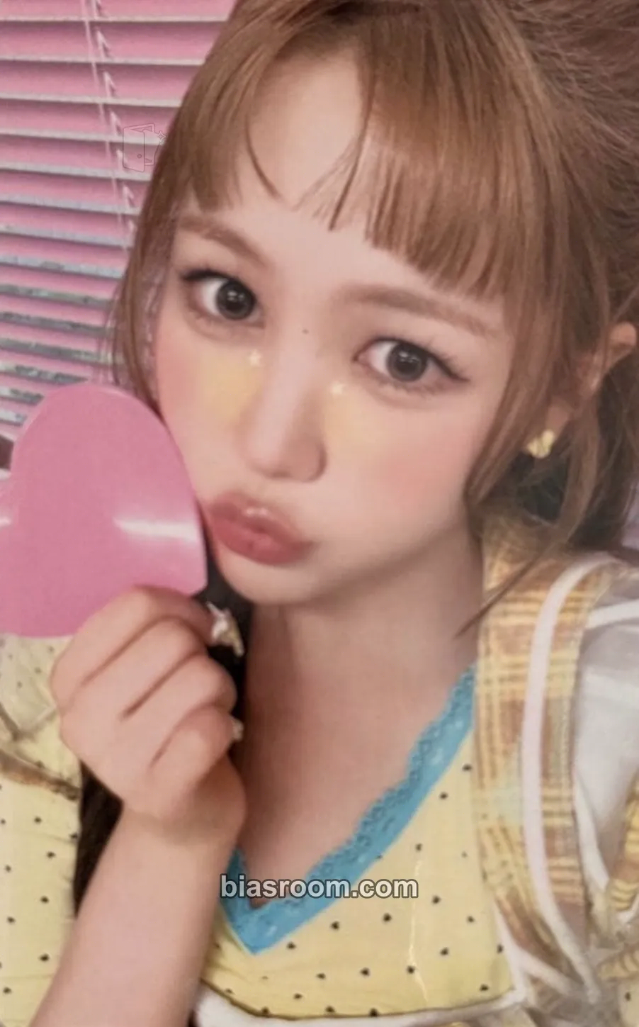 Ye-on ICONIC HEART Photocard - Hearts2Hearts - Hearts2Hearts K-pop photocard