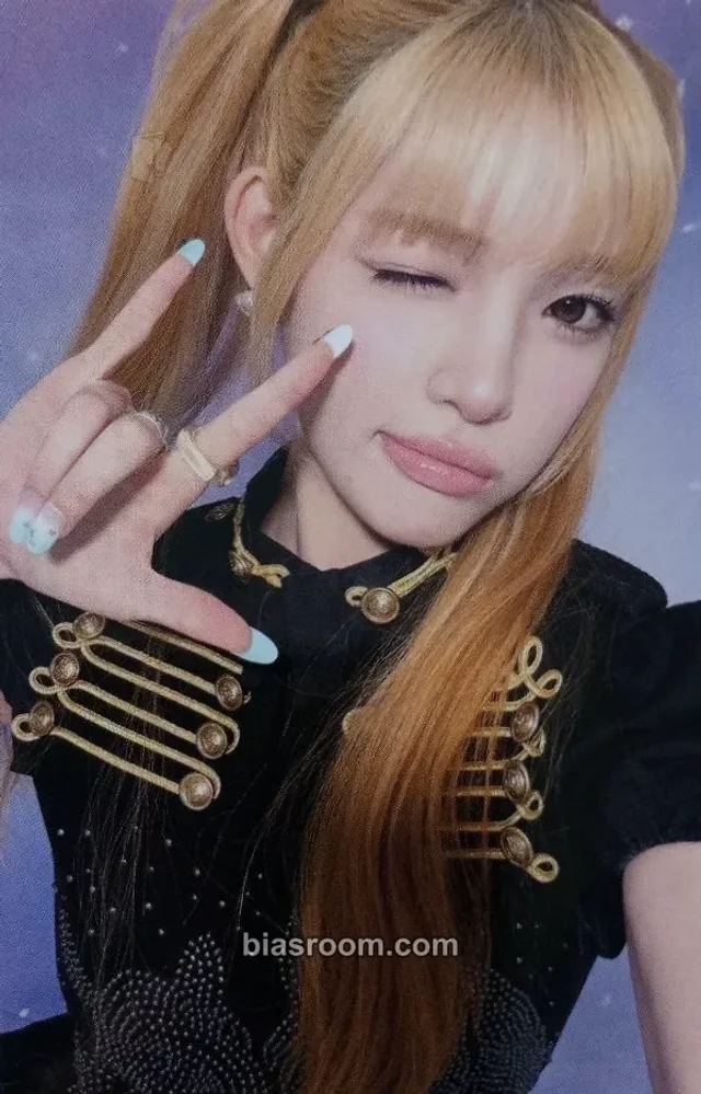 Hearts2Hearts - Yuha - ICONIC HEART Album album photocard limited edition D version