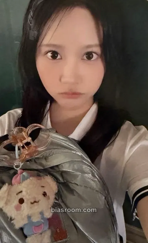 Carmen ICONIC HEART Photocard - Hearts2Hearts - Hearts2Hearts K-pop photocard