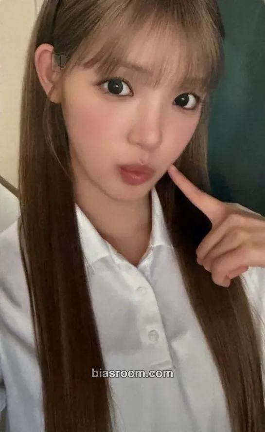 Yuha ICONIC HEART Photocard - Hearts2Hearts - Hearts2Hearts K-pop photocard