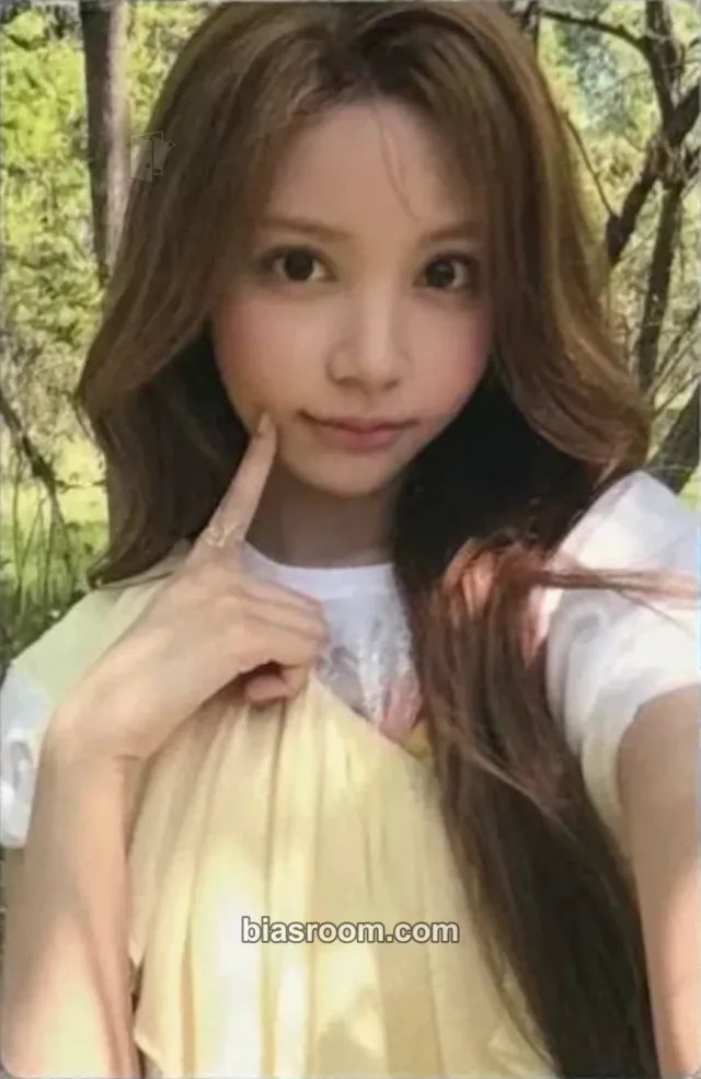 Hearts2Hearts - Carmen - ICONIC HEART Album album photocard limited edition C version