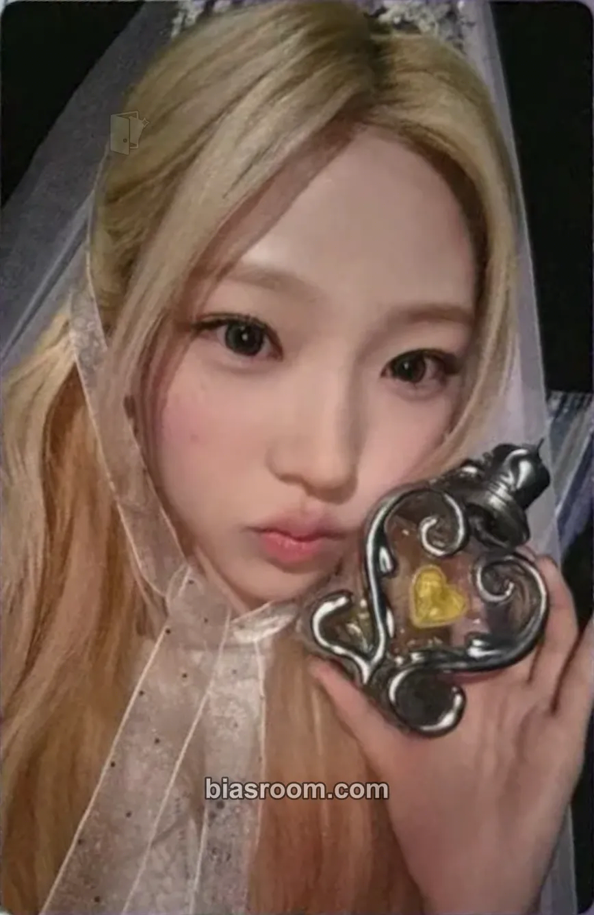 Stella ICONIC HEART Photocard - Hearts2Hearts - Hearts2Hearts K-pop photocard