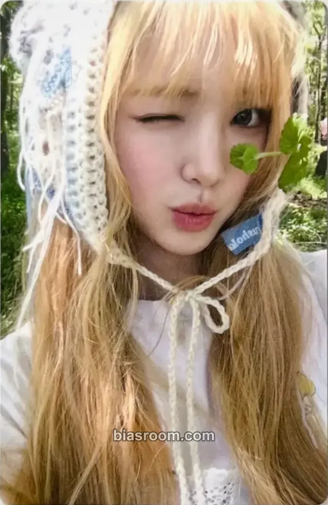 Hearts2Hearts - Yuha - ICONIC HEART Album album photocard limited edition B version