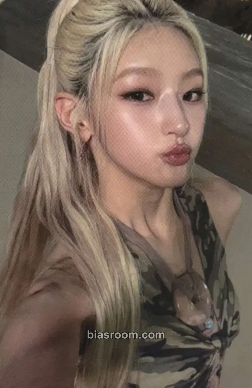 Haneul SWEAT Photocard - KISS OF LIFE - KISS OF LIFE K-pop photocard