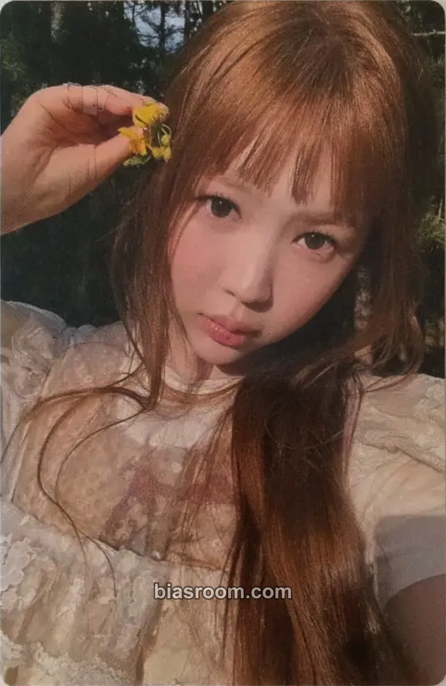 Ye-on ICONIC HEART Photocard - Hearts2Hearts - Hearts2Hearts K-pop photocard