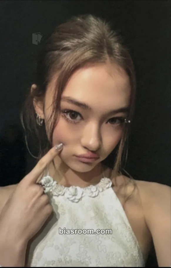 Ella MY EYES OPEN VVIDE Photocard - MEOVV - MEOVV K-pop photocard