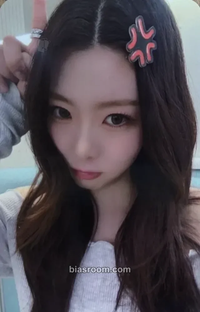 ICHILLIN’ - Jackie - ICHILLIN' 2025 Season's Greetings 'Get Ready with Me' Other everline fansign round 7