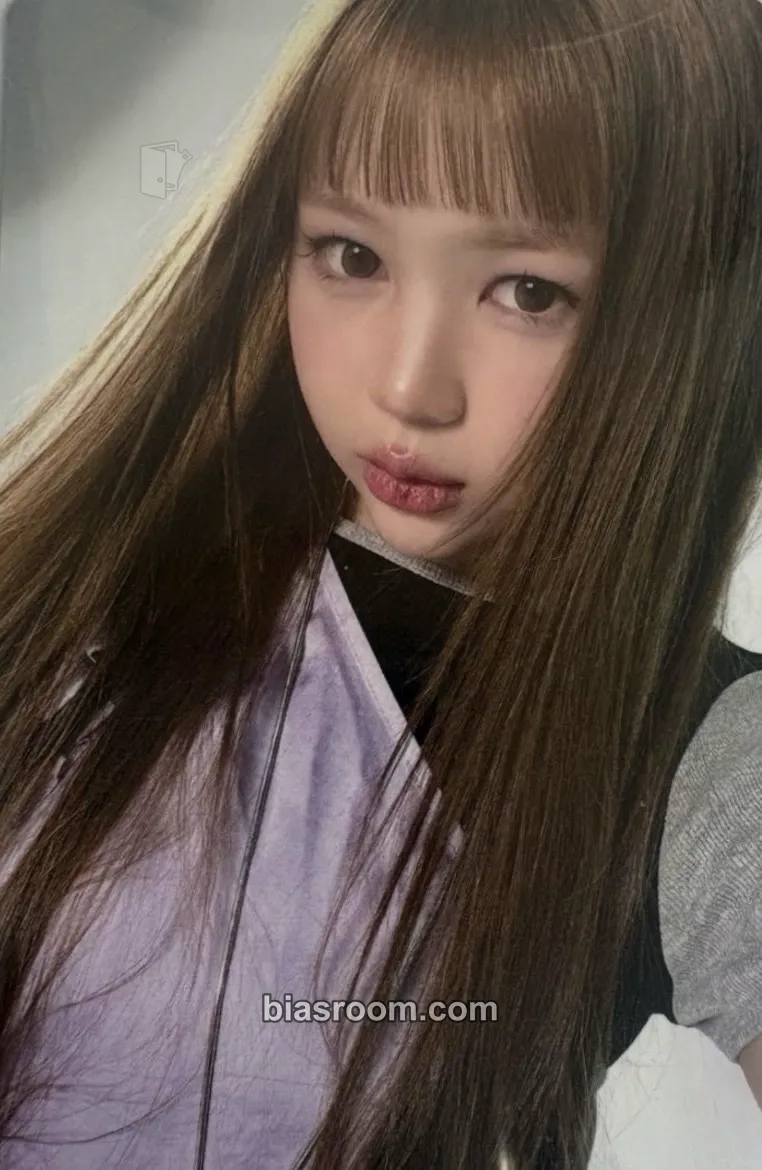 Ye-on ICONIC HEART Photocard - Hearts2Hearts - Hearts2Hearts K-pop photocard