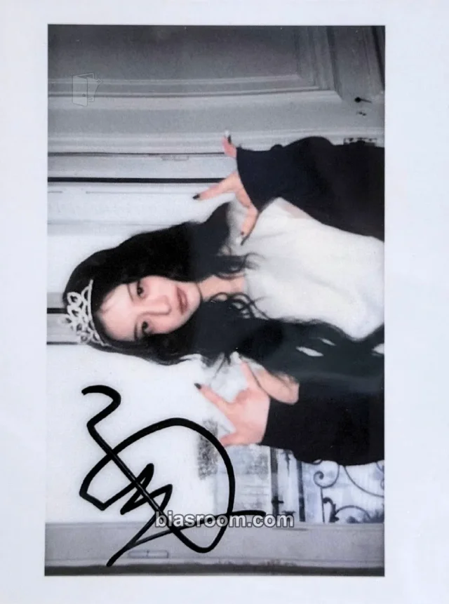 ILLIT - Minju - MAMIHLAPINATAPAI Album polaroid withfans / yizhiyu (yzy) round 1 winner benefit printed signature