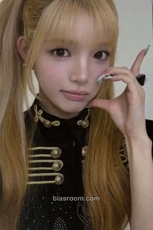 Yuha ICONIC HEART Photocard - Hearts2Hearts - Hearts2Hearts K-pop photocard