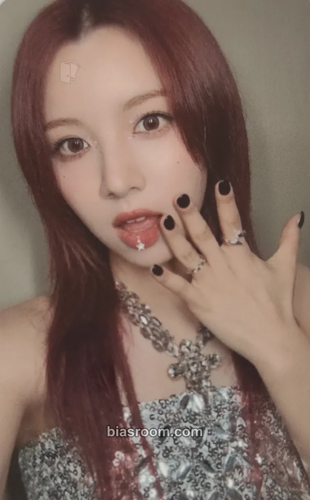 WOOAH - Lucy - Unframed Album weverse global shop (wvg) pob (pre-order benefit)