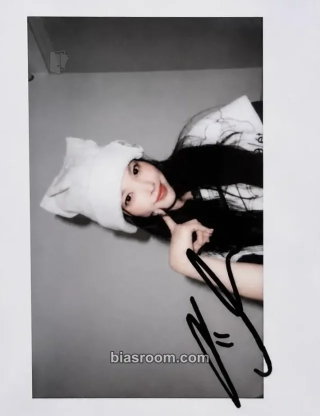 ILLIT - Yunah - MAMIHLAPINATAPAI Album polaroid printed signature round 1 withfans / yizhiyu (yzy) winner benefit